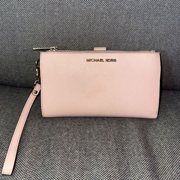 MICHAEL KORS Jet Set Large
Leather Smartphone Wristlet Wallet - Picture 2 of 7